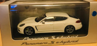 14321 Porsche Panamera S eHybrid. Weiss. 1:43